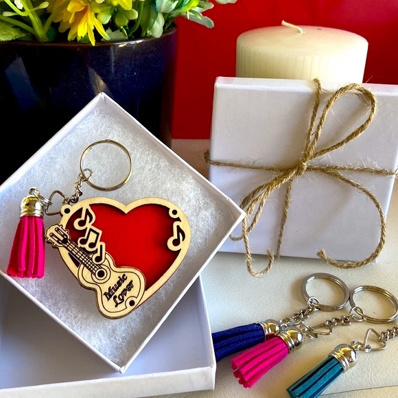 3D Keychain with Tassel / Fridge Magnet
Wooden Heart with Guitar in Red - Picture 3 of 5